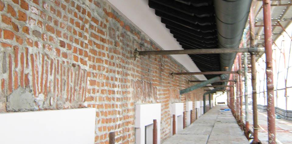 Condominio Corso Magenta 59 (Palazzo Stelline), Milano - gronda in legno 